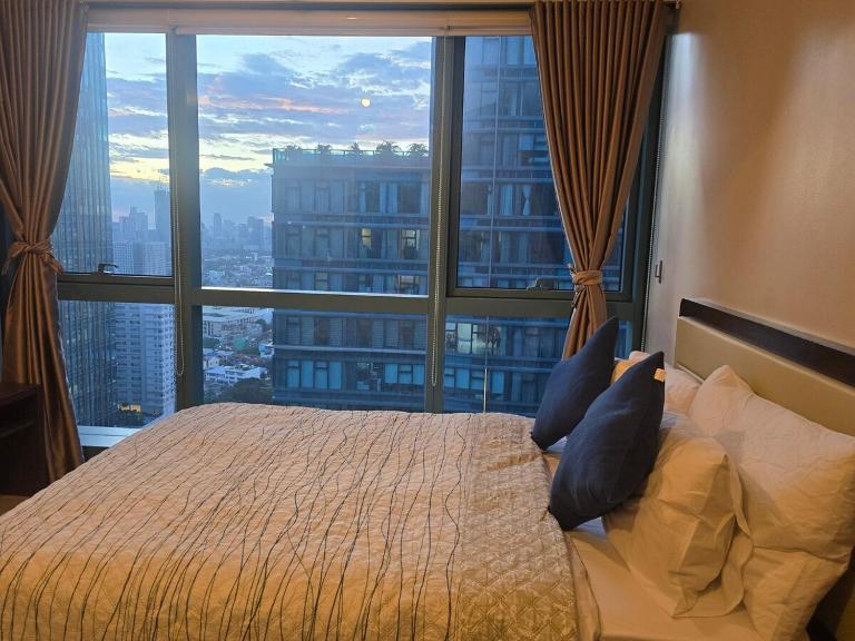 Beautiful Sunset One Uptown near Grand Hyatt BGC Uptown, St Lukes Medical Center, and Mitsukoshi Mall - B&B Manila