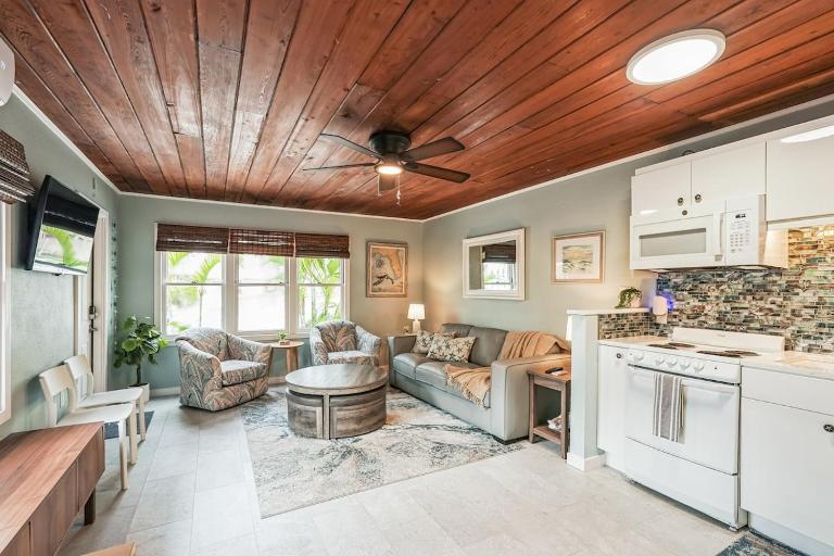 Cozy Escape - 1 BR - Walk to Siesta Key Beach! - Ferienwohnung Sarasota