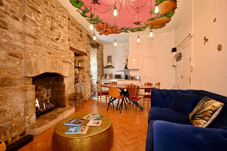 Appartement Centre Historique Cheminée, Mur en Pierre & Déco Jungle - B&B Vannes