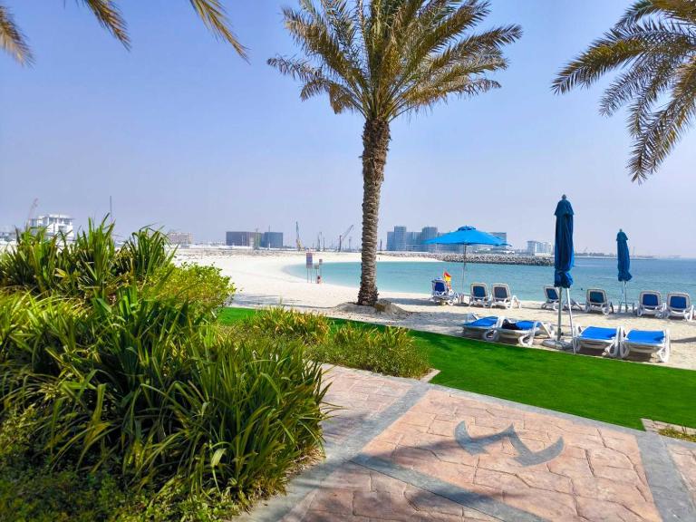Seafront Modern 1BR property with Beach and Pool in Al Marjan Island - Bed and Breakfast Ras Al Khaimah