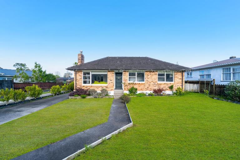 Experience Comfort in Our 3-Bedroom Family Home - B&B Auckland