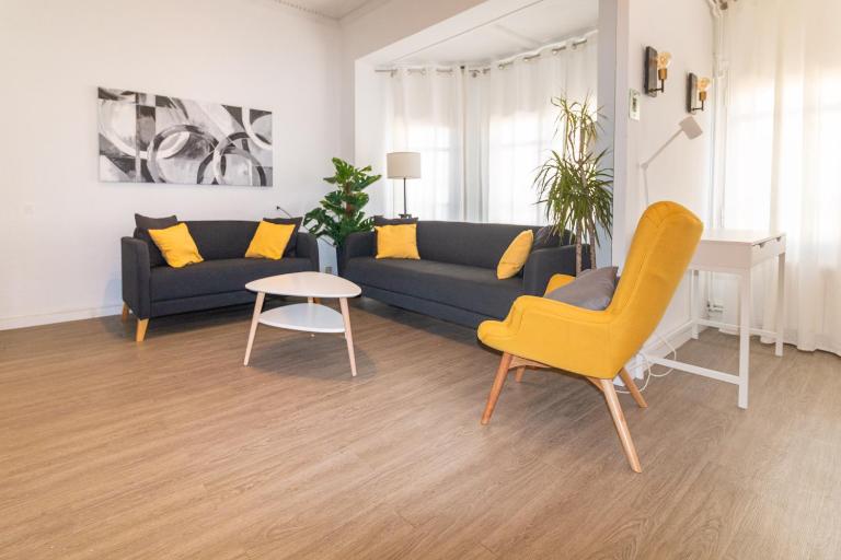 Central & Fully Equipped Apartment in Eixample Next to Metro, Sleeps 5 - B&B Barcelona