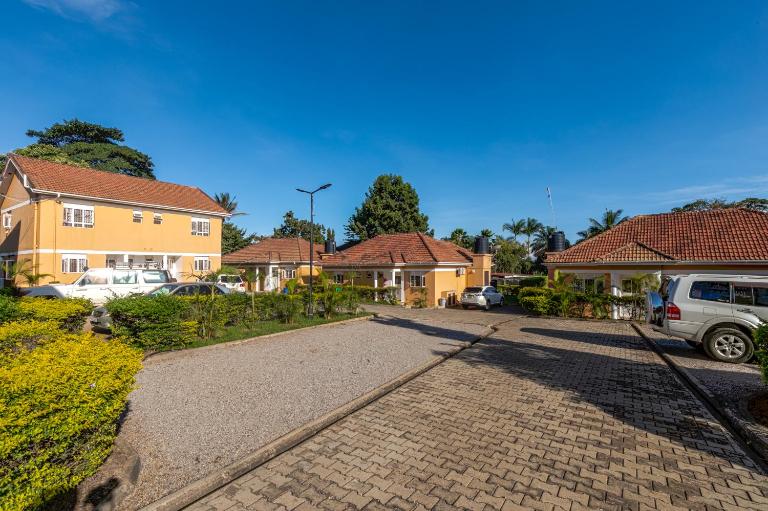 Crane Serviced Apartments - Bed and Breakfast Entebbe