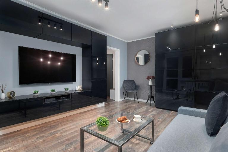 Stylowe Studio z Balkonem Blisko Atlas Areny w Łodzi by Noclegi Renters - B&B Lodz