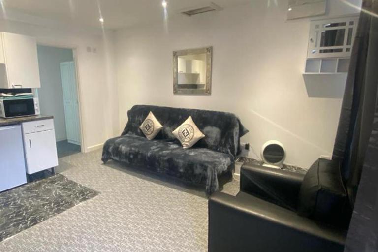 3 Bed Apartment - Sleeps 6 - Free Parking Wifi - Ferienwohnung Merthyr Tydfil