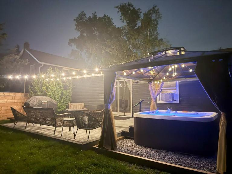 Vibing Hudson Retreat Pet-Friendly w Hot Tub - Chambres d'hôtes Hudson