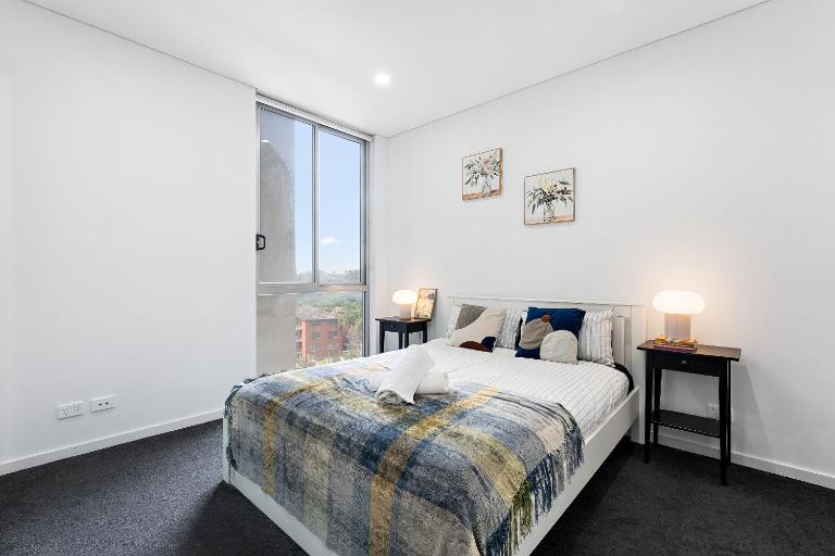 Bright & Airy 2BR - Steps to Station & Westfield - B&B Sydney