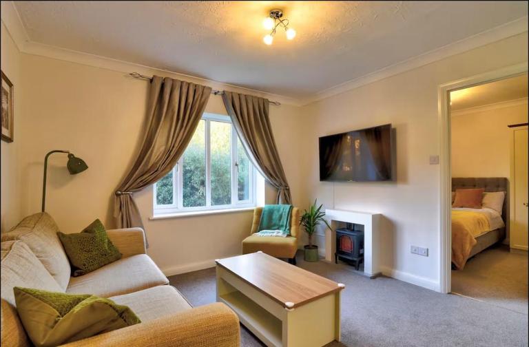 Stylish 1 Bedroom Apartment with Free Parking and Links to London & Essex - Chambres d'hôtes Stifford