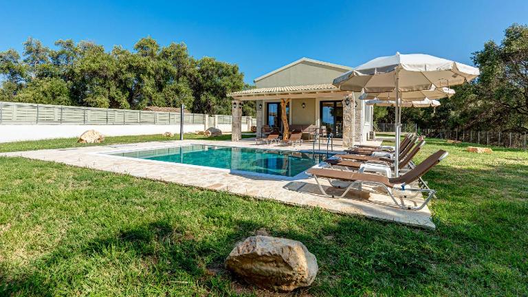 Villa Themida - 3 bedroom Villa - Ferienwohnung Karousádes