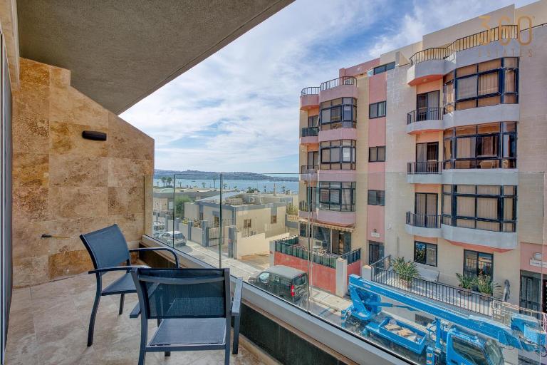 Spacious 3BR in Qawra with Balconies & Coastal Vibe by 360 Estates - B&B San Pawl il-Bahar