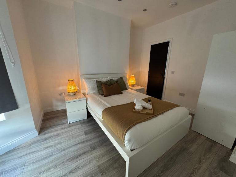 Modern Central Apartments with Balcony - Chambres d'hôtes Wellingborough