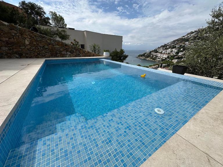 Preciosa casa con piscina desbordante y vistas al mar - Chambres d'hôtes Roses