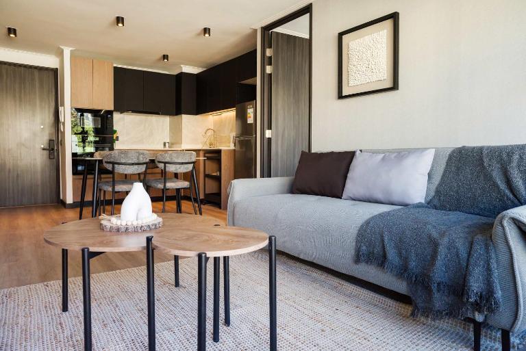 Parkside Oasis Luxe 2BR Retreat w Pool BBQ & Gym Access - B&B Santiago