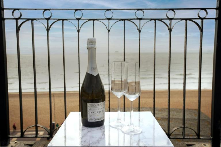 2bed Seafront Flat Private roof terrace Parking - B&B Portsmouth