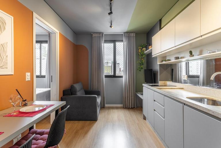 Apartamento central, com AC, portaria 24h e academia - Chambres d'hôtes Curitiba
