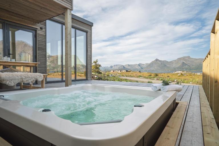 Stunning Lofoten Lodge with views and jacuzzi - Chambres d'hôtes Lyngværet