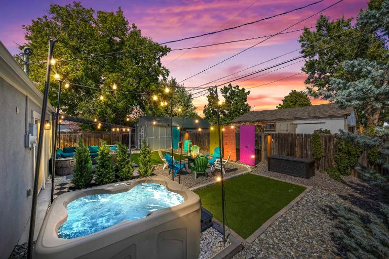 Olde Town Gem 5 TVs Hot Tub & Game Yard - B&B Arvada
