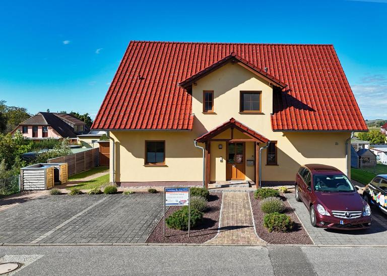 Haus De niege Wech Ferienwohnung 02 mit gratis Nutzung vom AHOI Erlebnisbad und Sauna in Sellin - B&B Thiessow
