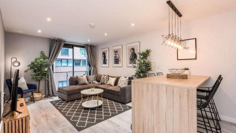 Stylish Liverpool Apartment with Parking & Balcony - B&B Liverpool