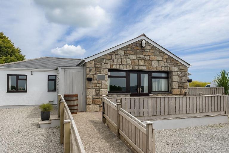 Wheal Francis - Hot Tub - Accessible Bungalow - Free Wi-Fi - Parking - B&B Helston