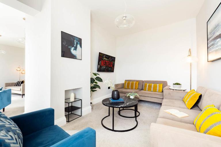 Ocean Pearl Sea Views Groups Sleeps 12 - B&B Scarborough
