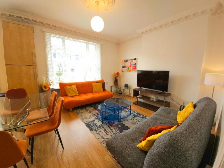 Beautiful Kensington Home with 4 beds, only 3 Minutes walk to Earls Court Station - B&B London