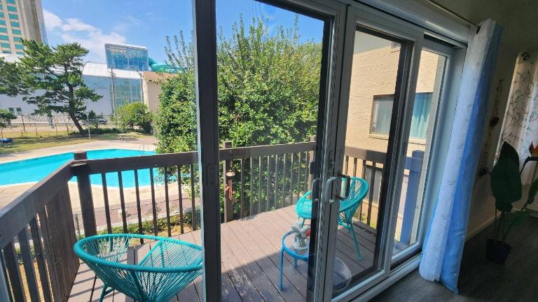 BreezeWay-Comfy 2 Bedroom, 1 Block from Beach! - Bed and Breakfast Atlantic City