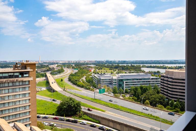 Modern Comfort Apartment Close to Metro & Shops - B&B Arlington