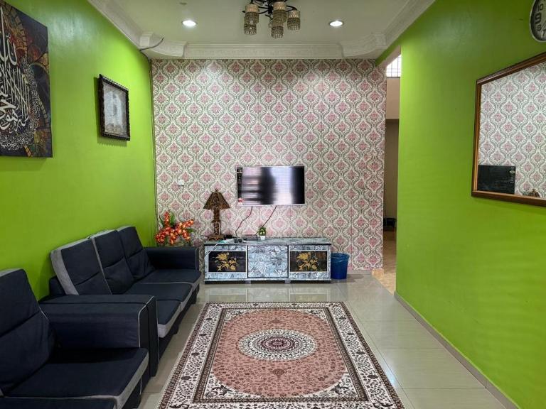Labis Homestay Afina - B&B Labis