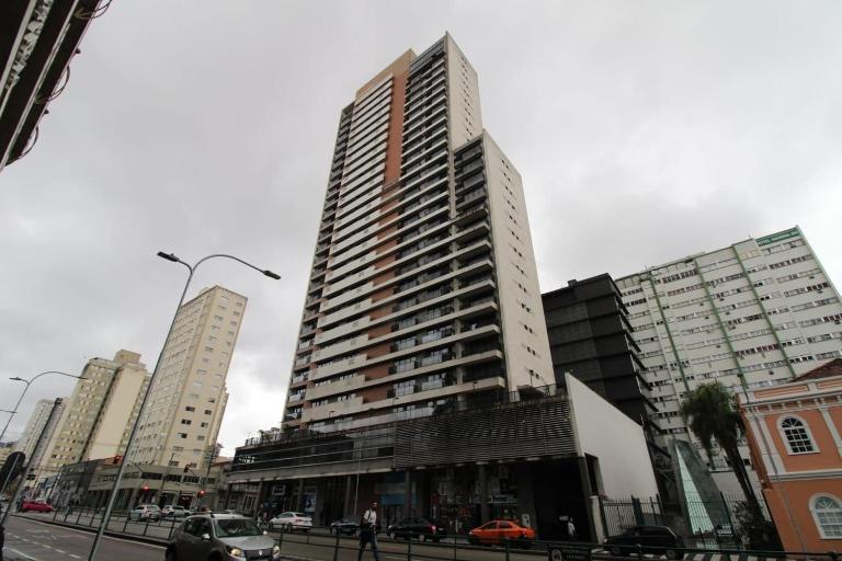 Prédio em frente ao shopping Estação - B&B Curitiba