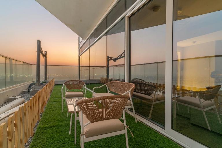 Spacious 1BR with Huge Terrace - Chambres d'hôtes Dubaï