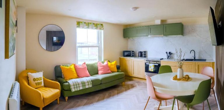 Modern Plymouth Stay Near Barbican & City Centre Ideal Accommodation for Families, Contractors or Corporate - B&B Plymouth