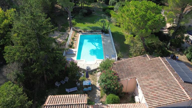 Gite 5 pers en Provence avec grand jardin & piscine partagés - 5 people holiday home with shared swimming pool & garden in Provence - B&B Cornillon-Confoux