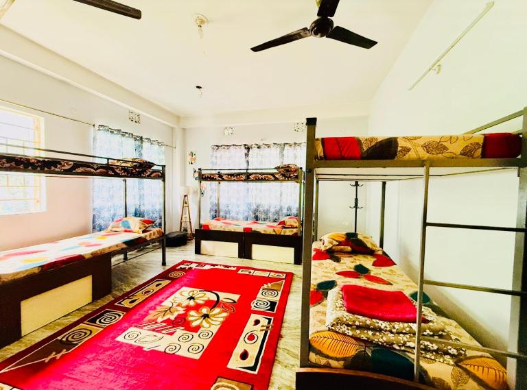 Backpackers Bunkhouse Siliguri 8Bed WHY WAIT - B&B Siliguri