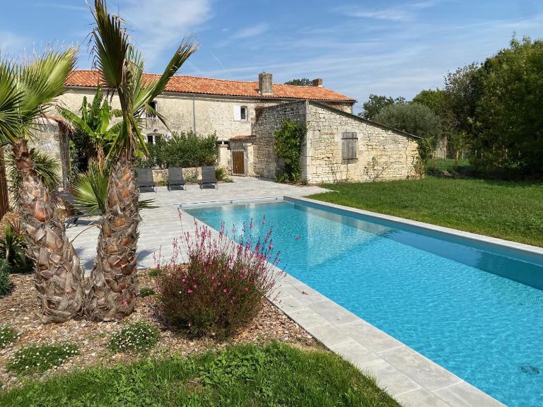 Grande maison familiale avec piscine, 14 à 17 pers - B&B Luçon