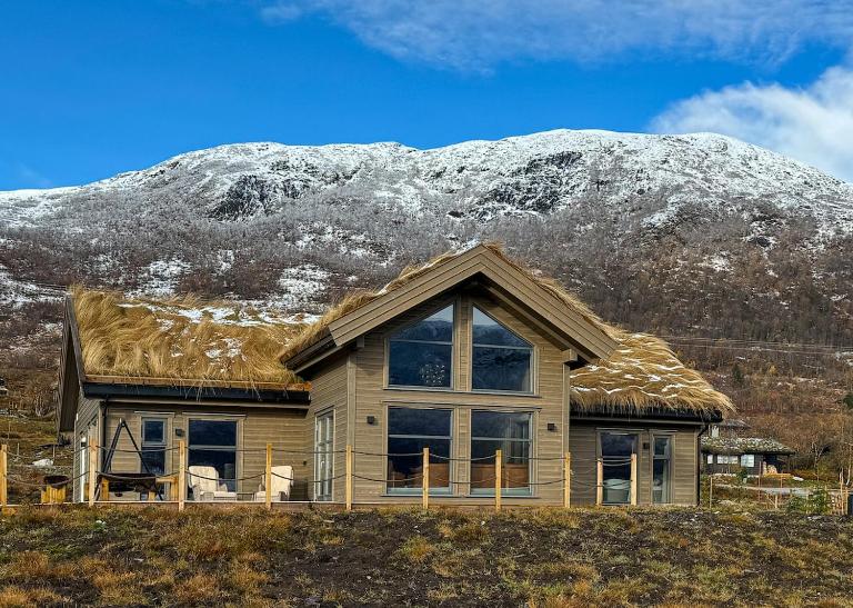 Modern cottage in the heart of the Sunnmøre Alps - B&B Sykkylven
