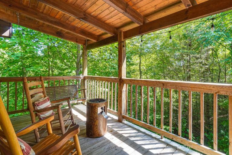 Hot Tub & Game Area: Rustic Cabin 5 Mi to GSMNP - Bed and Breakfast Gatlinburg