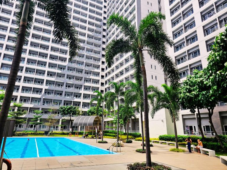 Charm's City Escape at Grace Residences - B&B Manila