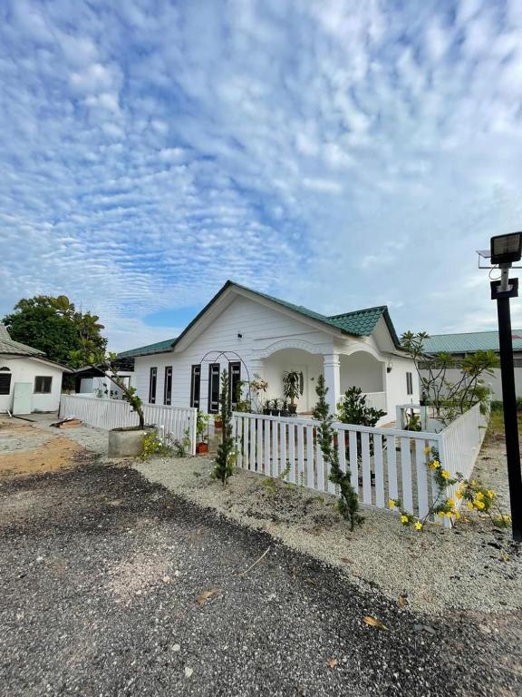 De Space Homestay with Private Pool at Balok - Bed and Breakfast Kampung Cengal Lempung