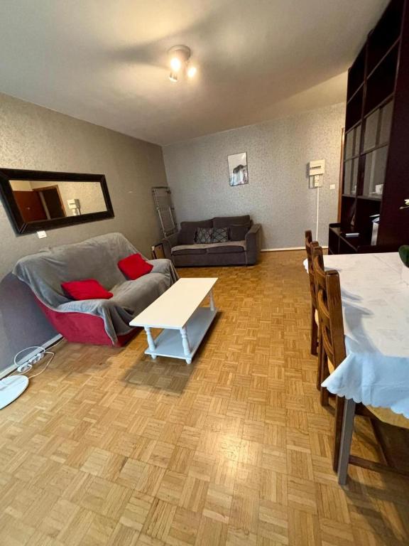 Tram 50 m, Balcon, Parking facile - B&B Saint-Priest