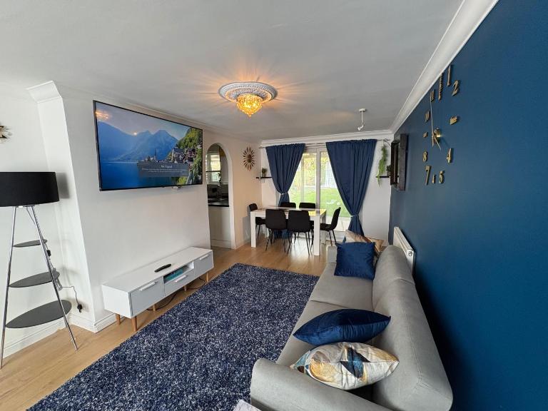 Modern and Spacious 3 Bed retreat - Bracknell - B&B Bracknell