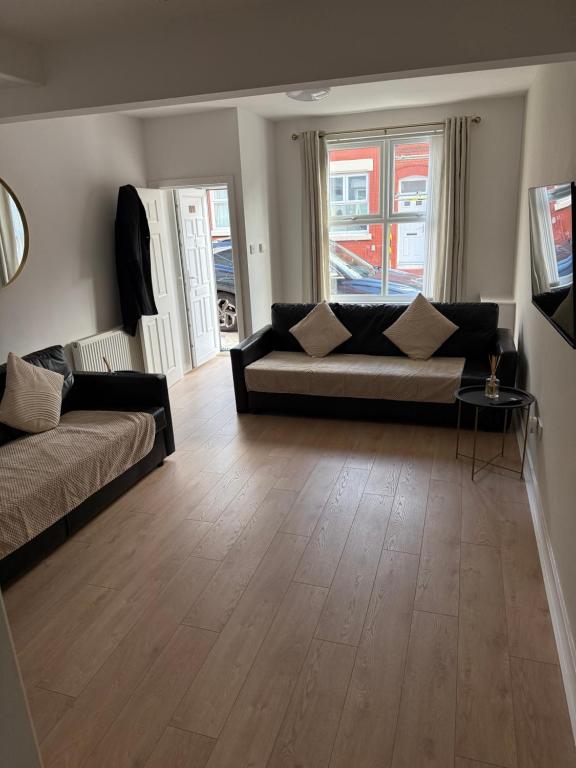 Two bedroom house free parking - B&B Liverpool