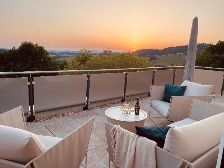 Penthouse mit Whirlpool, Sauna, XXL-Terrasse mit Bergblick & Tischfußball - B&B Waldkirchen