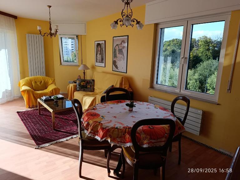 QUIET PEACEFUL 2BR apartment with parking in KIRCHBERG - Bed and Breakfast Luxemburg