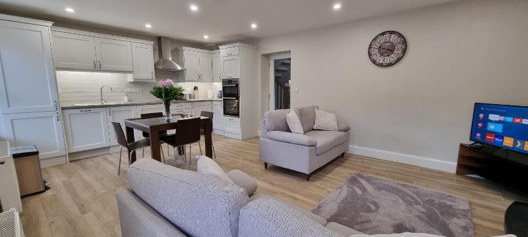 Cosy, modern house in Leap Village - B&B Glandore Bridge