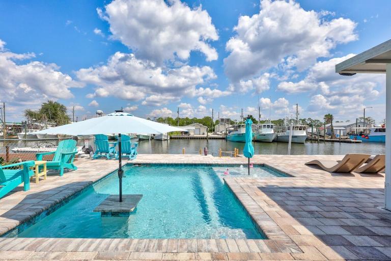 Hernando Beach Gulf Access, Dock & Heated Pool - Bed and Breakfast Hernando Beach