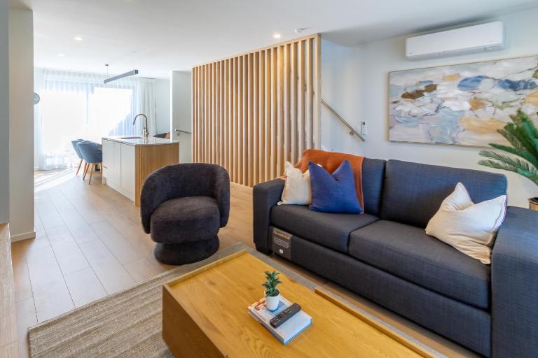 Luxurious 3-Bedroom Designer Townhouse With Garage - B&B Christchurch