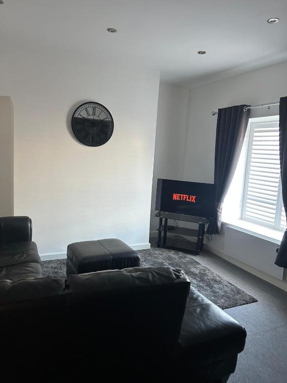 Modern flat in Oldham - contractor friendly Flat 2 - B&B Hollinwood