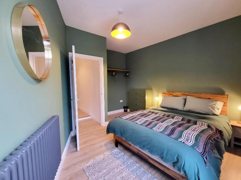 Two bedroom flat, with parking, 250m from the beach - B&B Little Haven