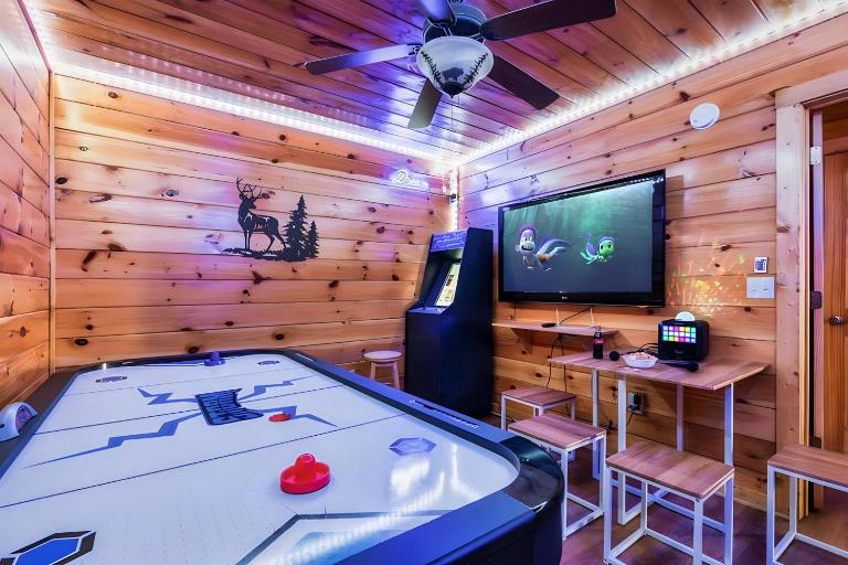 Firefly Dream - Fall Foliage Cabin, Firepit, Home Theater & Pool Table - B&B Sevierville